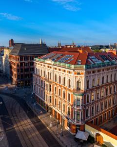 una vista sul soffitto di un edificio in una città di Loft Opera w luksusowej kamienicy Sachsow a Breslavia