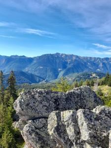 - une vue sur les montagnes depuis le sommet d'une montagne dans l'établissement Peaks of the Balkans Trail 192 km -- Hostel Panorama --, à Peje