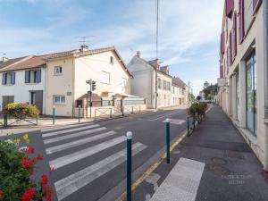 an empty street with a crosswalk in a city at Logement pour 8 personnes près de Disney & Paris in Chanteloup-en-Brie