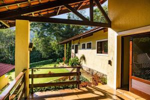 eine Außenansicht eines Hauses mit einer Holztür in der Unterkunft Casa coração serra Guaramiranga in Guaramiranga
