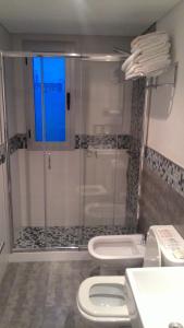 y baño con 2 aseos y ducha. en Jamaica Punta del Este Hotel & Residence, en Punta del Este
