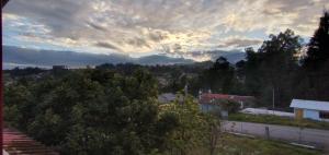 - une vue sur une ville avec un ciel nuageux dans l'établissement Casa di amore, à Cuenca