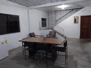 une table et des chaises dans une pièce avec un escalier dans l'établissement Casa di amore, à Cuenca