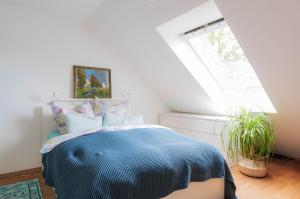 Säng eller sängar i ett rum på Spacious and kids-friendly modernized farmhouse near city of Cologne