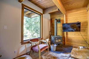 Μια τηλεόραση ή/και κέντρο ψυχαγωγίας στο The Bow Roof Cabin - Meredith Lodging