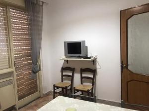 シャッカにある2 bedrooms appartement at San Giorgio 400 m away from the beach with enclosed garden and wifiの椅子2脚、デスク(パソコンモニター付)