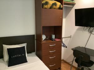 um quarto com uma cama, uma cómoda e uma televisão em Casa Tanimisha em Cidade do México