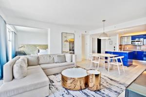sala de estar con sofá y mesa en Oceanview Luxury, Resort Access, Sleeps 6 2BR 2BA - Vista Mar by HomeStakes en Fort Lauderdale