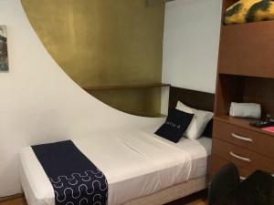 una piccola camera con letto e cassettiera di Casa Tanimisha a Città del Messico