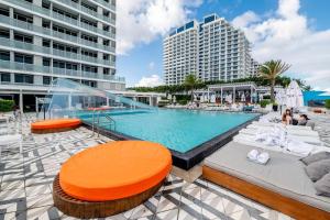 une grande piscine dans une ville avec des bâtiments dans l'établissement Oceanview Luxury, Resort Access, Sleeps 6 2BR 2BA - Vista Mar by HomeStakes, à Fort Lauderdale