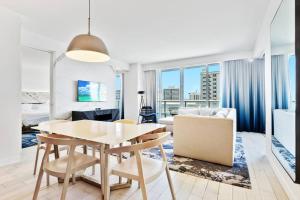 comedor y sala de estar con mesa y sillas en Oceanview Luxury, Resort Access, Sleeps 6 2BR 2BA - Vista Mar by HomeStakes, en Fort Lauderdale