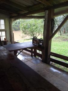 格拉馬杜的住宿－Sítio lageana，一张野餐桌,上面有一个袋子