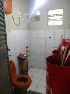 y baño pequeño con aseo y ducha. en Sítio lageana, en Gramado