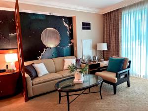 uma sala de estar com um sofá e uma mesa em Stunning Balcony Strip View MGM Signature * Free Valet em Las Vegas