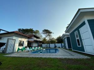 een achtertuin met een zwembad en een huis bij lot 1217 large private villa with pool A’Famosa golf resort melayu in Kampong Alor Gajah