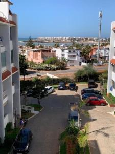 grupa samochodów zaparkowanych na parkingu w obiekcie Appart vue sur mer, w mieście Al-Muhammadijja