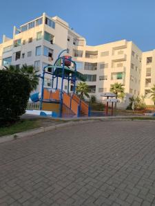 穆罕默迪耶Appart vue sur mer,的大型建筑前的游乐场 更多11张照片