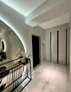 een grote kamer met een hal met een wit plafond bij Luxury City-Centric Apartment for Booking in Chişinău
