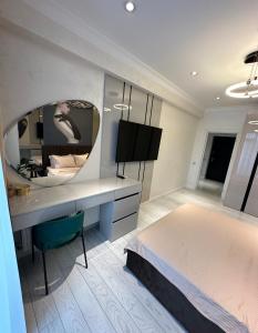 een slaapkamer met 2 bedden en een grote spiegel bij Luxury City-Centric Apartment for Booking in Chişinău