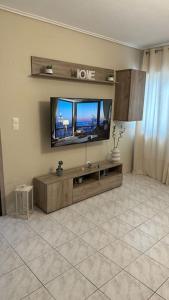 TV a/nebo společenská místnost v ubytování Central Modern Apartment Volos ll