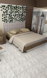 1 dormitorio con 1 cama y suelo de baldosa blanca en Central Modern Apartment Volos ll, en Volos
