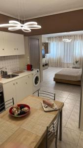 Kuchyň nebo kuchyňský kout v ubytování Central Modern Apartment Volos ll