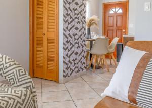 a living room with a table and chairs at Stylish Dania Beach Stay Beach, Cruise Port FLL Airport in Dania Beach
