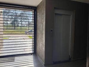 a room with a door and a window with blinds at Monoambiente en Yerba Buena in Yerba Buena