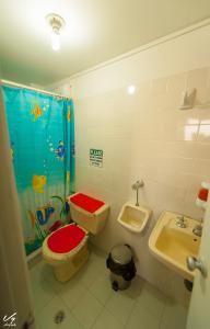 uma casa de banho com um WC e um lavatório em North House Hostel em Bogotá