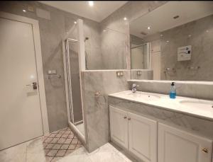 グラナダにあるDarío Granadaのバスルーム(シャワー、シンク付)