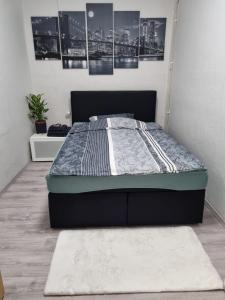 1 cama en un dormitorio con carteles en la pared en Gästewohnung in der Nähe des Ferienparks Plötzky, en Plötzky