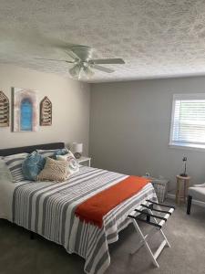 - une chambre avec un lit et un ventilateur de plafond dans l'établissement Ranch - Allatoona Lake, LakePoint Sporting, Hiking, à Acworth