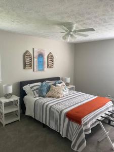 - une chambre avec un lit et un ventilateur de plafond dans l'établissement Ranch - Allatoona Lake, LakePoint Sporting, Hiking, à Acworth