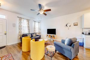 uma sala de estar com dois sofás e uma televisão em Daisy Place em Charleston