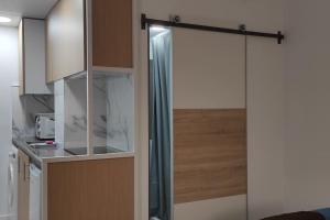 サン・ファン・デ・アスナルファラチェにあるEL RINCON DE SEVILLA a 9 min. del centro en Metroのキッチンのガラス製スライドシャワードア