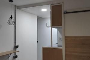 um quarto com uma porta de vidro deslizante e um quarto com em EL RINCON DE SEVILLA a 9 min. del centro en Metro em San Juan de Aznalfarache