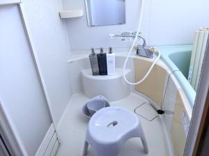 un piccolo bagno con un water e un lavandino di ステイ和屋Ooasa徳島で家族とのんびりできる和室宿 a Naruto Altre 24 foto