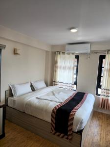 Postel nebo postele na pokoji v ubytování Hotel Durbar Side