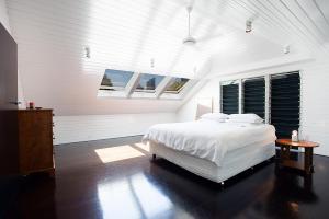 雪梨的住宿－CLIFT8S - Surry Hills Warehouse Retreat，白色的卧室设有床和窗户