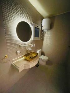uma casa de banho com um lavatório, um WC e um espelho. em Solima Pyramids View no Cairo