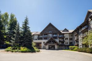 ウィスラーにある1BR Ski-in and ski-out access by Harmony Whistlerの大きなアパートメントビルの外観