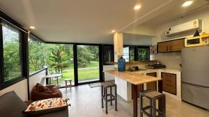 A kitchen or kitchenette at Quiet LakeHouse Appartement on Memory Beach road