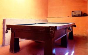 una vieja mesa de ping pong en una habitación en CaSa NIdo de OrO, en Oropesa