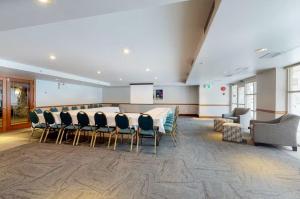 ウィスラーにある1BR Ski-in and ski-out access by Harmony Whistlerの長いテーブルと椅子のある会議室 +17枚の写真