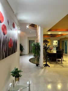 un couloir avec une salle à manger et une table à manger dans l'établissement Casa Sasha's Mini Palace, à Cancún