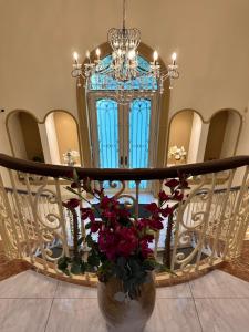 Una escalera con un jarrón con flores. en Casa Sasha's Mini Palace, en Cancún