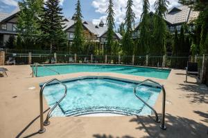 Bazén v ubytování Convenient Village Location with Pool and Hot Tub nebo v jeho okolí