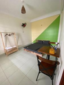 um quarto com uma cama, uma mesa e uma cadeira em Lion HOMESTAY em Ninh Binh