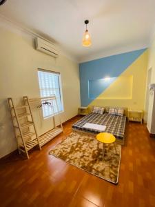 Zimmer mit 2 Betten und einem Tisch in der Unterkunft Lion HOMESTAY in Ninh Bình