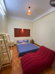 ein Schlafzimmer mit einem großen Bett mit einer roten Decke in der Unterkunft Lion HOMESTAY in Ninh Bình